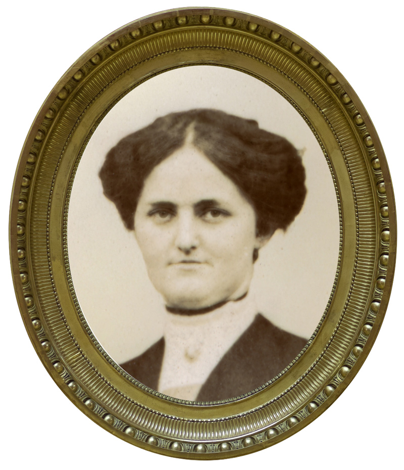 Portrait d'Ernestine vers 1910, avant son mariage avec Clotaire Lefort, présenté dans un cadre ovale ancien.