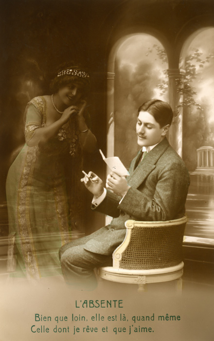 L’Absente – Photomontage romantique vers 1900 Dans cette carte postale de la Belle Époque, Abel lit le courrier de sa bien-aimée, dont la silhouette apparaît en transparence. Cet effet de superposition donne à la scène une dimension presque irréelle.